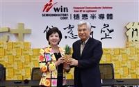 陳進財校友喜送旺來 學生嘗鮮All Pass金鳳梨