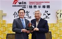 陳進財校友喜送旺來 學生嘗鮮All Pass金鳳梨