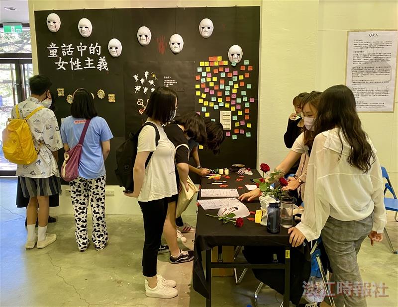 法文系109學年度頂石課程畢業專題展