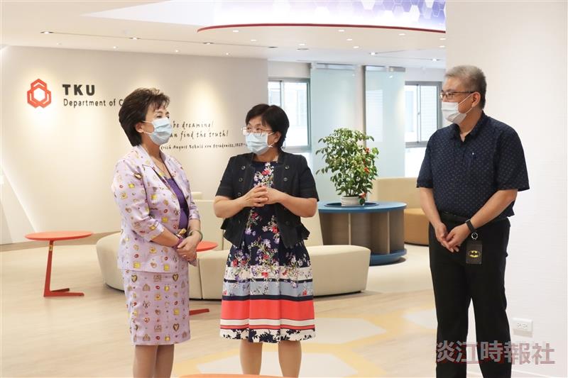 董事長訪視化學館圖書館鍾靈分館