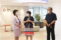 董事長訪視化學館圖書館鍾靈分館