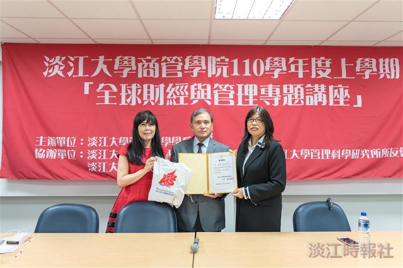 管科系邀請南僑實業監察人陳俊學，主講「淺析跨國企業文化間談南僑國際化之路」