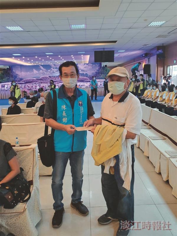 高雄市校友捐32萬 助城中城受災戶