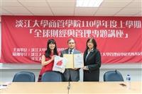 管科系邀請南僑實業監察人陳俊學，主講「淺析跨國企業文化間談南僑國際化之路」