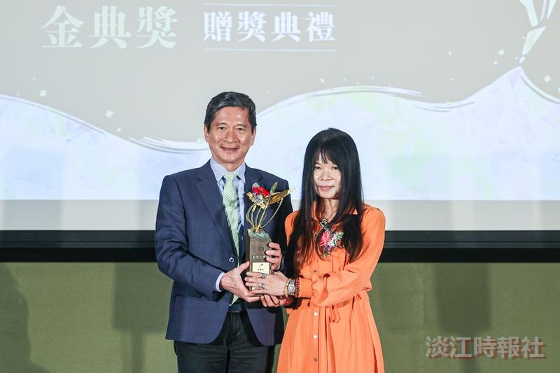 大傳系友鍾文音 榮獲臺灣文學獎「金典獎」年度百萬大賞