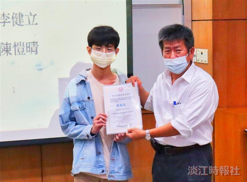 數學系主任余成義頒發鄧靜華教授獎學金、楊世雄勵學獎學金。