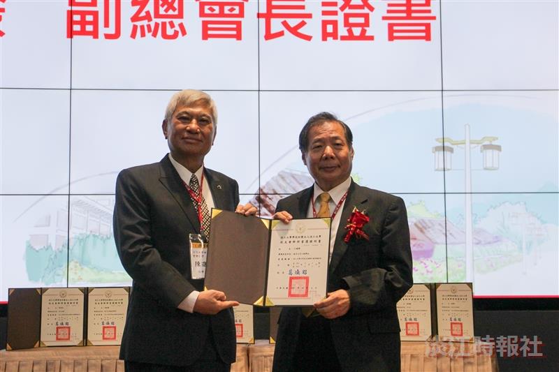 世界校友會會員大會(放各地校友會活動影片)會長改選，總會長陳進財