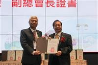 世界校友會會員大會(放各地校友會活動影片)會長改選，總會長陳進財