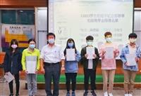 數學系主任余成義頒發鄧靜華教授獎學金、楊世雄勵學獎學金。