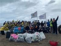 經濟系師生淨灘　還給洲子灣原有樣貌