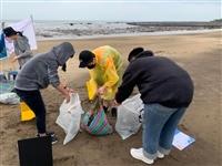 經濟系師生淨灘　還給洲子灣原有樣貌