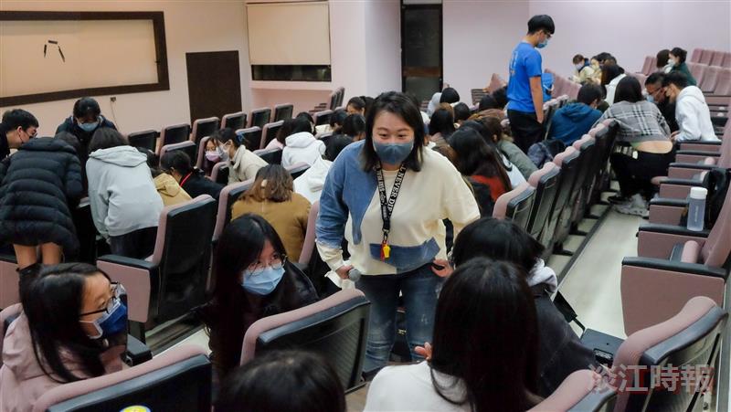 榮譽學程課「團隊領導與服務」邀請永豐餘集團培訓發展專家高郁萍，主講「服務照亮生涯路-從出隊學生到培訓發展專業」