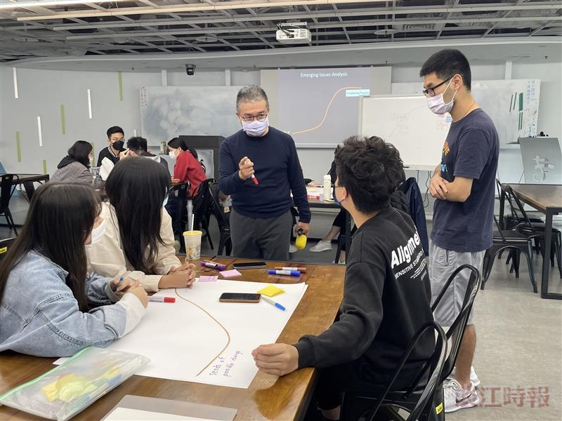教設系邀請教設系教授陳國華分享未來學教學技巧