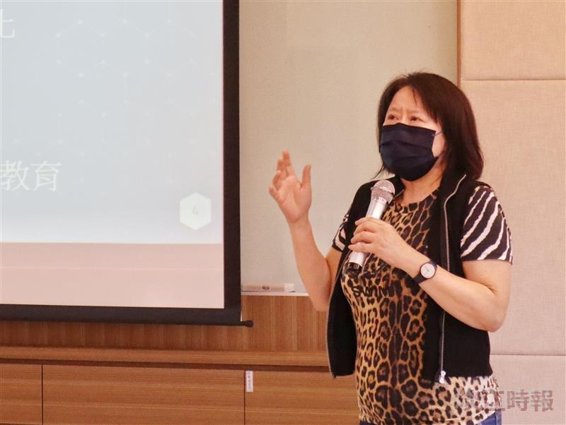 管科系全英語教師社群邀請醒吾科技大學企管系教授吳怡芳，主講「從教育4.0到教學4.0」