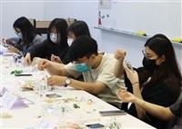諮輔中心舉辦手作紓壓工作坊：花happened 手作浮游擴香花瓶