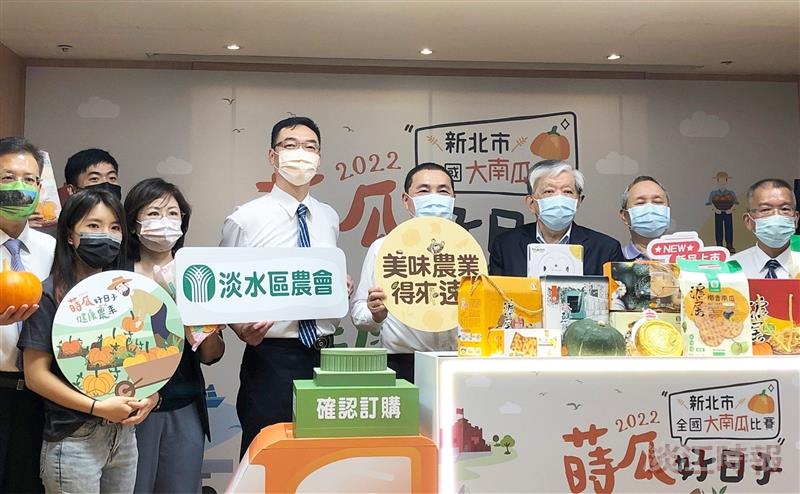 侯友宜化身南瓜大使 本校師生團隊獲肯定