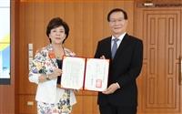 頒發淡江大學第13任校長聘書暨111學年度單位主管布達交接典禮