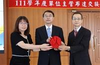 頒發淡江大學第13任校長聘書暨111學年度單位主管布達交接典禮