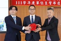 頒發淡江大學第13任校長聘書暨111學年度單位主管布達交接典禮