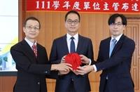 頒發淡江大學第13任校長聘書暨111學年度單位主管布達交接典禮