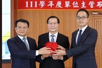 頒發淡江大學第13任校長聘書暨111學年度單位主管布達交接典禮