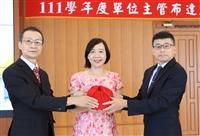 頒發淡江大學第13任校長聘書暨111學年度單位主管布達交接典禮