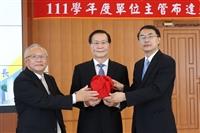 頒發淡江大學第13任校長聘書暨111學年度單位主管布達交接典禮