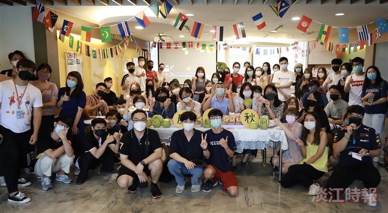 境外生輔導組發月餅
