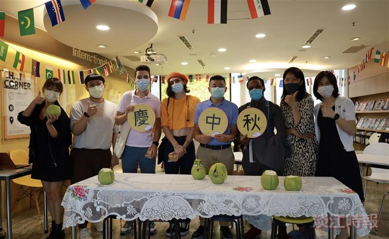 境外生輔導組發月餅
