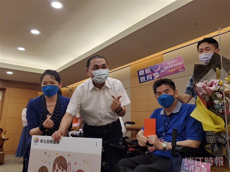 許豈逢獲頒2022總統教育獎