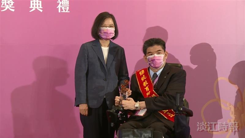 許豈逢獲頒2022總統教育獎
