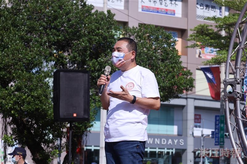 歷史系學生參加淡水環境藝術節踩街