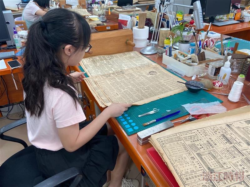 資圖學子產學實習運用所學 修復古籍