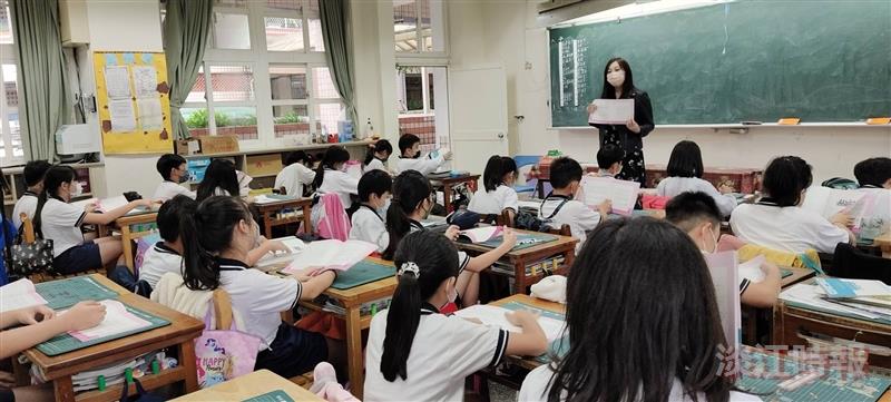 學生共著《春秋五霸》 高上雯贈書新興國小