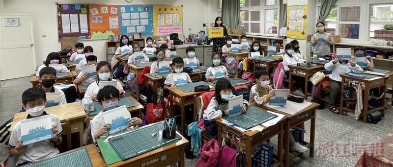 學生共著《春秋五霸》 高上雯贈書新興國小