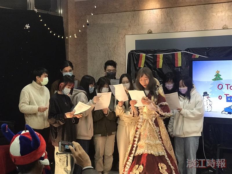 吟詩 讚頌 佳餚 德文系師生一家歡度聖誕
