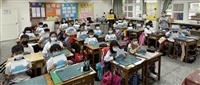 學生共著《春秋五霸》 高上雯贈書新興國小