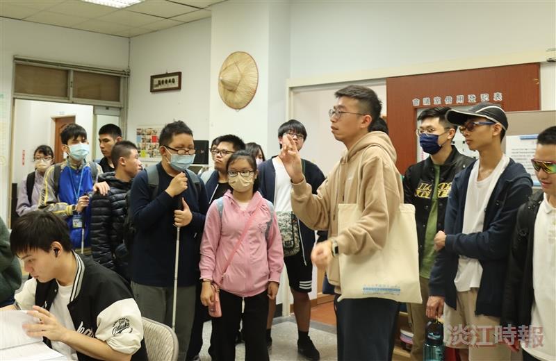 啟明學校師生 認證淡江校園無障礙