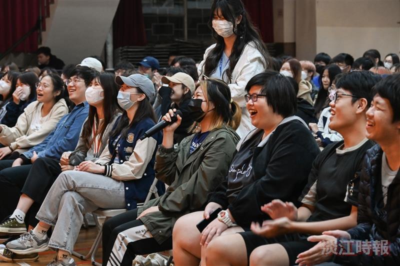 學生會舉辦校園脫口秀「搞校搞笑」