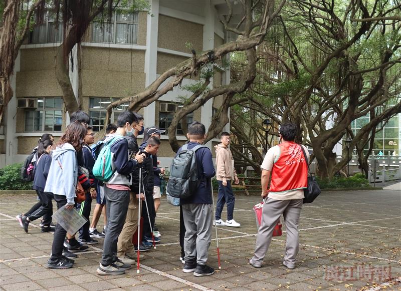 啟明學校師生 認證淡江校園無障礙