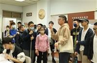 啟明學校師生 認證淡江校園無障礙