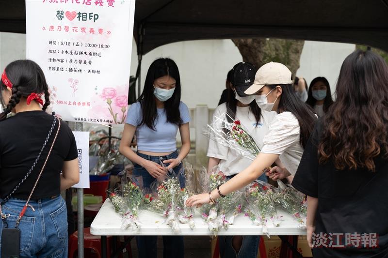 生輔組偕3社團舉辦感恩花束義賣