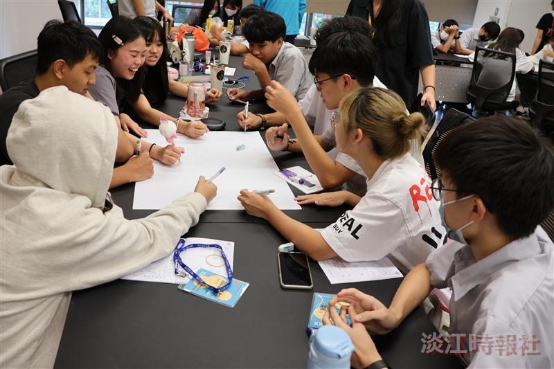 第一小隊的大一新生與淡江高中學生，透過同理心地圖的前期小遊戲共同繪製，彼此之間分工合作完成目標。（攝影／李而義）