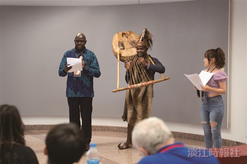 肯亞詩人Christopher Okemwa用Kissi語和英語朗誦詩歌，搭配肯亞傳統音樂家Wifred Ombiro Mose帶來他自製的全牛皮的傳統樂器演奏。現場詩人屏氣凝神，享受詩的氛圍。（攝影/陳奕良)