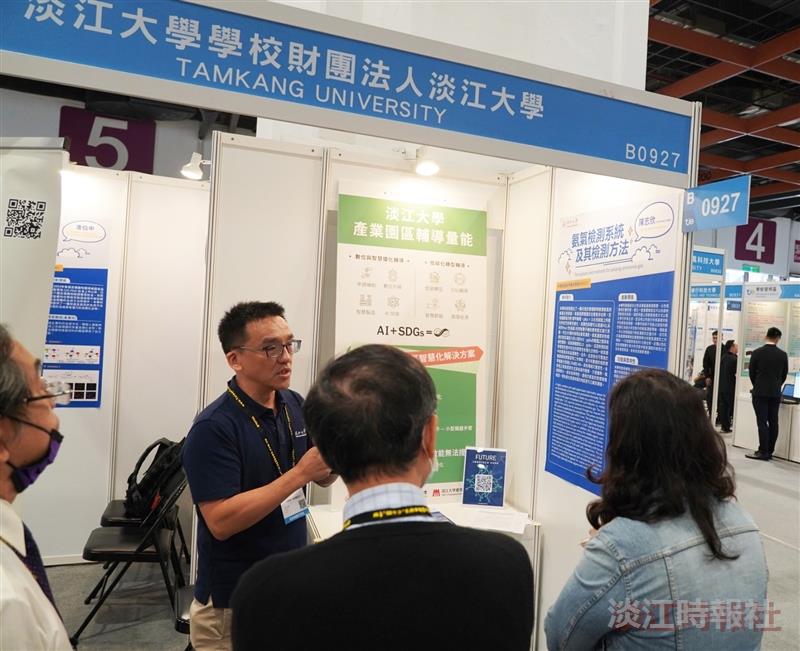 陳志欣在世貿展覽館本校攤位，說明「氨氣檢測系統及氨氣檢測方法」及其應用。（圖／化學系提供）