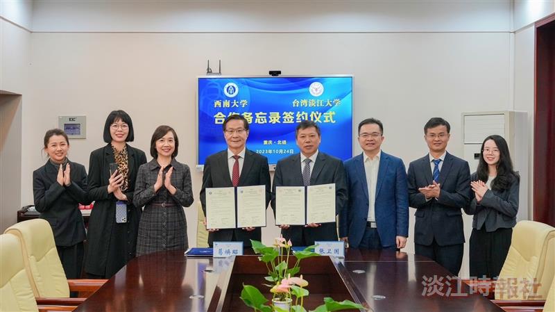 President Huan-Chao Keh (4th from the left) and his delegation visited SWU in Chongqing and signed academic exchange and student exchange agreements with SWU President Zhang Weiguo (5th from the left), officially establishing a sister university relationship between the 2 institutions.