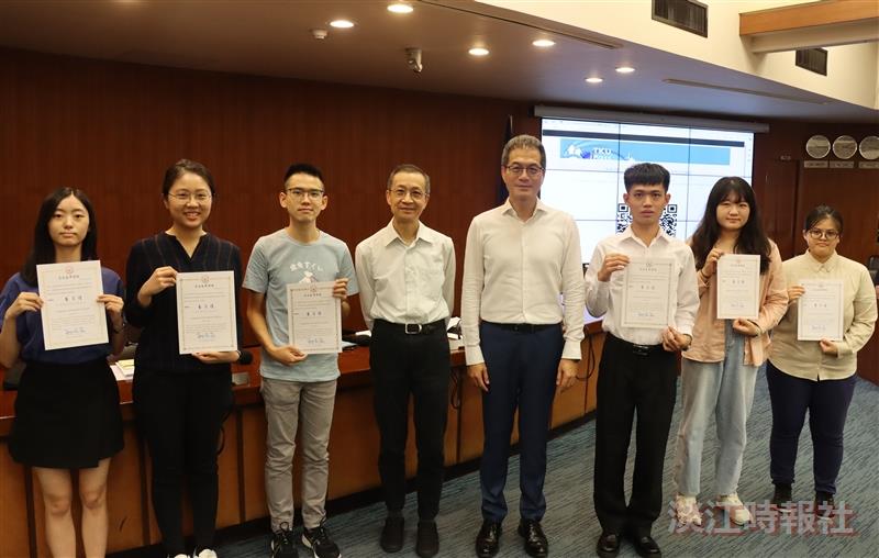 Academic Vice President Hui-Huang Hsu (4th from the right) presenting the "Master’s Student Honors Program Scholarship” at the Academic Affairs Meeting for the first semester of the 2023 academic year