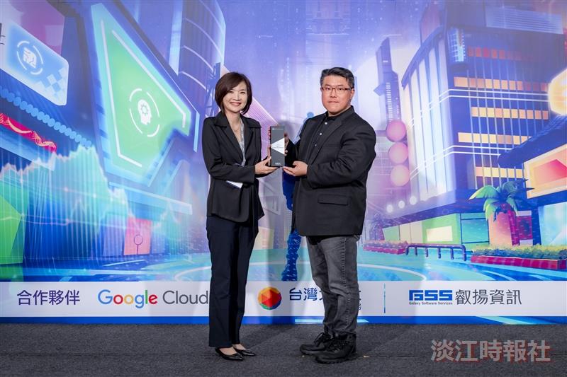 At the 2023 Future Enterprise Awards, Peter Hu, an alumnus from the Department of Information Management and EVP&CIO of FET (right), received the Best CIO of the Year.