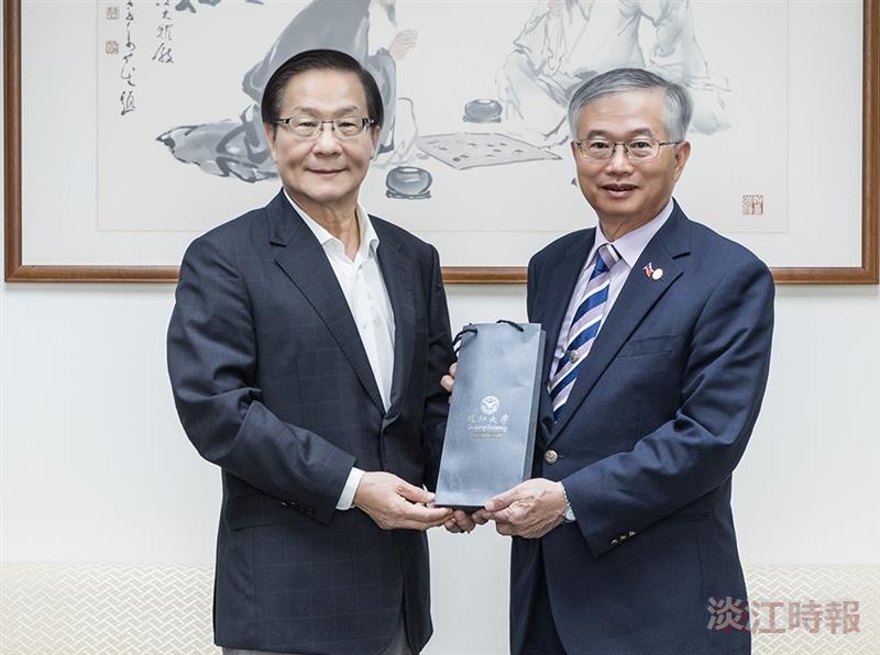 駐日副代表蔡明耀返校 張家宜親頒金鷹獎座