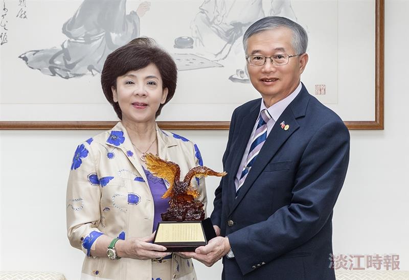 駐日副代表蔡明耀返校 張家宜親頒金鷹獎座